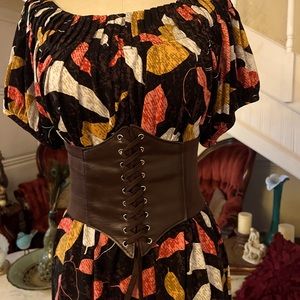 Beautiful Style and company blouse. Stretchy wrinkle free. Belt not included.